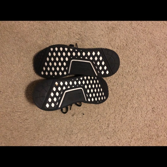Mens size 9- adidas NMD R1 Core Black Solar - Picture 3 of 3
